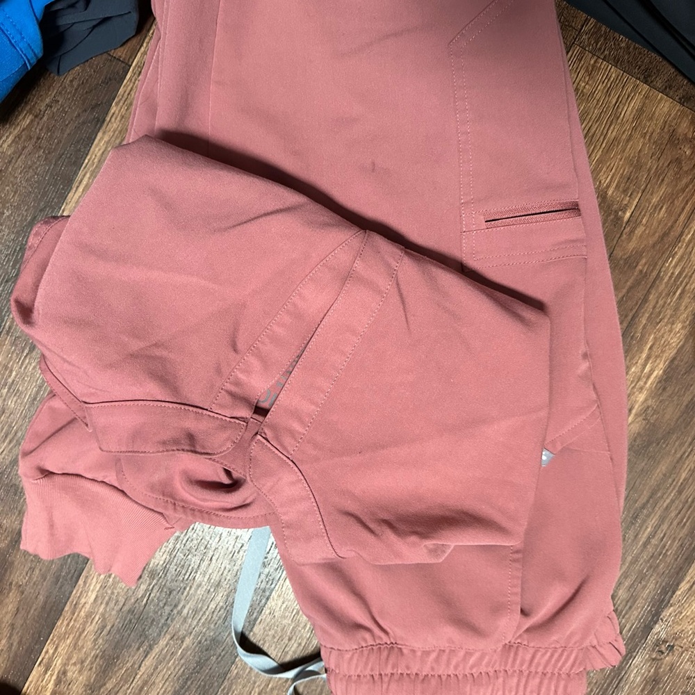 FIGS women mauve scrub set